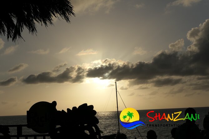 7 Mile Beach & Ricks Cafe with free Shopping experience - Rick’s Café: Cocktails, Cliff Jumpers, and Sunset Views