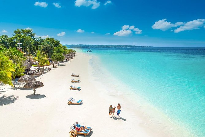 Blue Hole Mineral Spring, Ricks Cafe, 7 Mile Beach and Shopping Private Tour - The Private Driver and Air-Conditioned Ride: Comfort Is Value