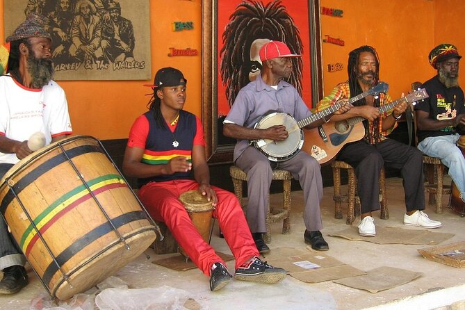 Bob Marley Nine Miles, sightseeing and local food and fruit stop - Local fruit and food stop: the taste of the journey