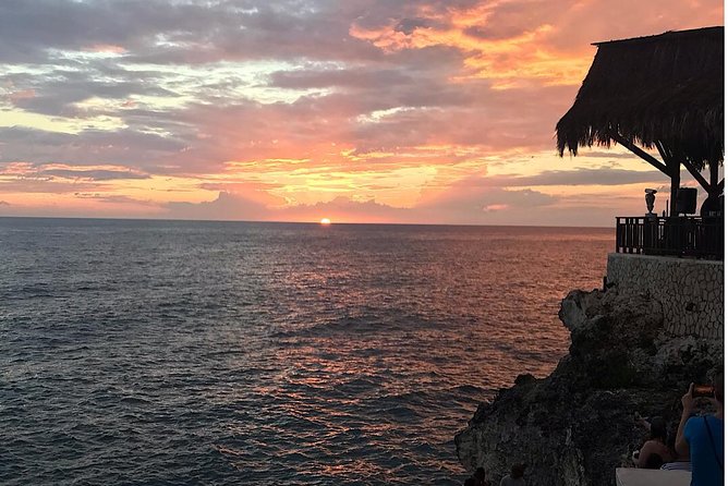 Day Tour Negril Beach & Ricks Cafe - Rick’s Cafe: sunset, cliff jumping, DJs, and the food reality