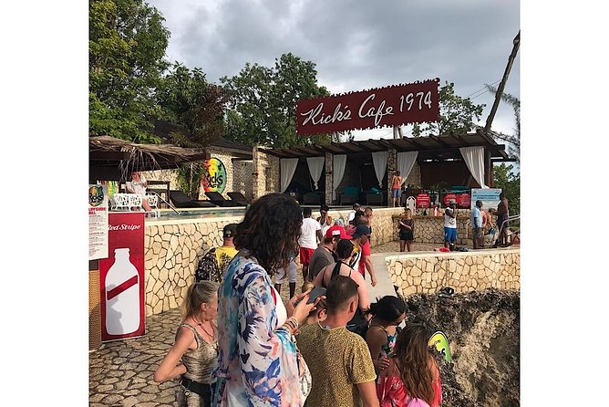 Day Tour Negril Beach & Ricks Cafe - Small surprises: stores, photos, and the little stops