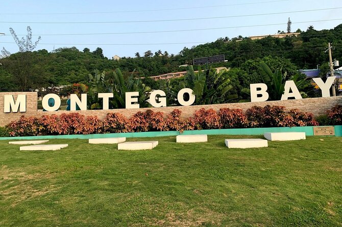 Montego Bay Airport private Taxi to Royalton Negril - Optional Stop for Supplies: Smart if You Arrive Hungry