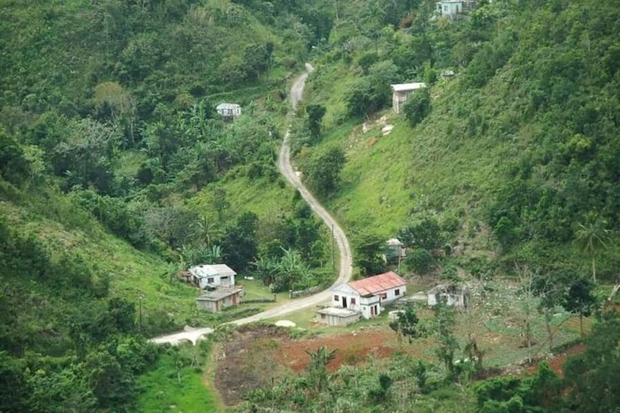 Montego Bay: Bob Marley's Nine Mile Admission & Guided Tour - Everyday Reality at Nine Mile: Shops, Selling, and Road Energy