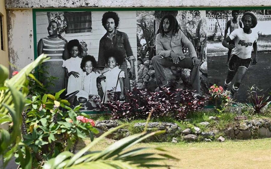 Montego Bay: Bob Marley Tour to 9 Mile, St. Ann - Mount Zion Rock: the meditation stop and the rock pillow moment