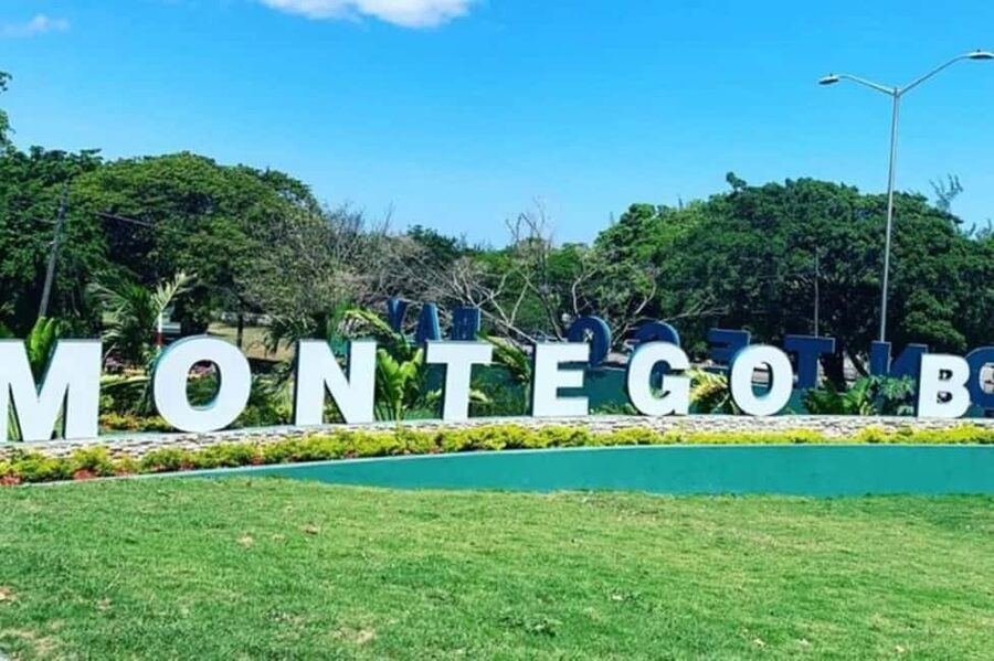 Montego Bay: City Highlights and Souvenir Shopping Tour - Hotel Pickup, Air-Conditioned Ride, and a Route With Stops