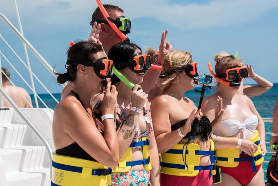 Montego Bay: Reggae Catamaran 18+ Cruise with Open Bar - Food and appetizers: what to expect when the buffet shows up