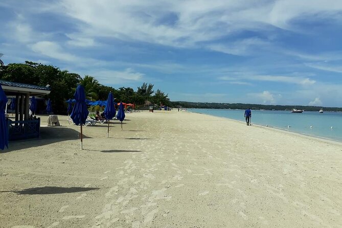 Negril 7 Miles Beach and Rick's Cafe Tour - Seven Mile Beach: Where You Can Hang Out Without Getting Trampled