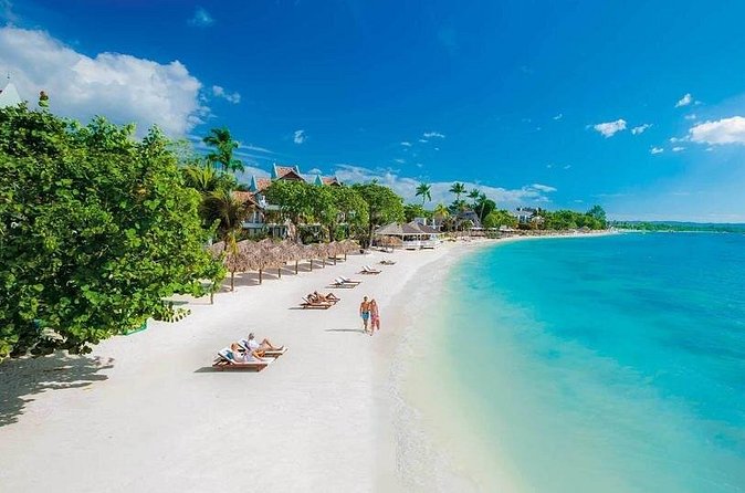 Negril's Private Day Trip with Margaritaville and Rick's Cafe - Rick’s Cafe: cliff-jumping views and a laid-back hangout