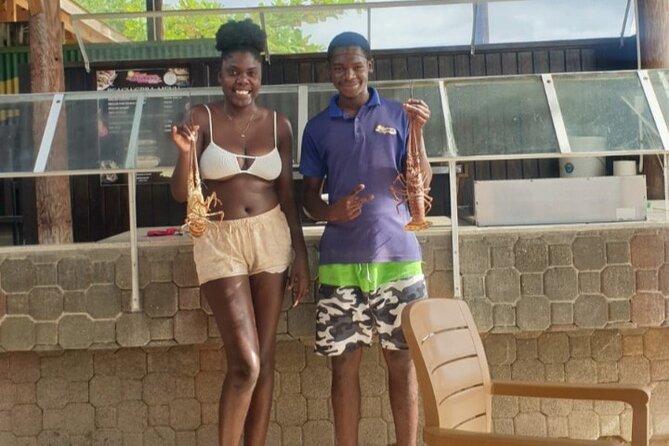 Negrils Seven Miles Beach, Rick's cafe and Parasailing Tour. - Rick’s Cafe cliff-jumping viewing: the entertainment anchor