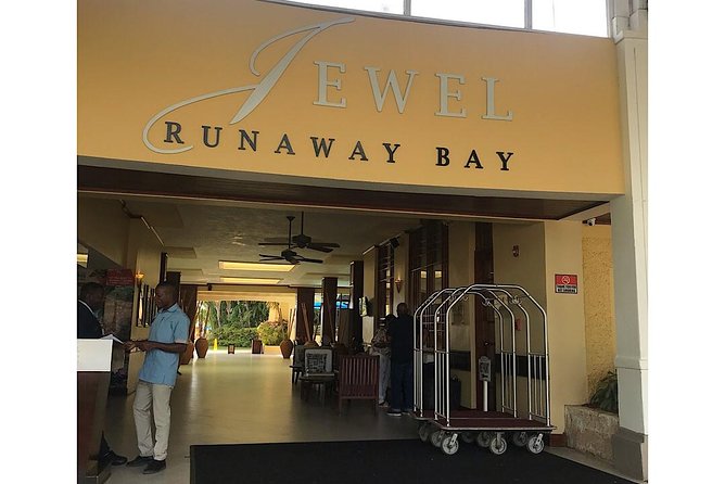 Private Roundtrip Airport Transfer to Resorts in Runaway Bay - Small Details That Make the Difference (More Than Just a Drive)
