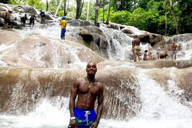Private Transfer from Montego Bay to Dunns River Falls - Montego Bay Pickup With a Name Sign and Air-Conditioned Comfort