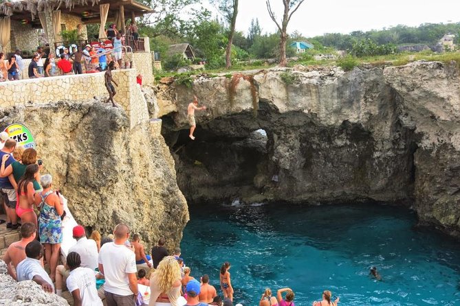 Seven Mile Beach and Rick’s Cafe Private Tour - Rick’s Cafe Cliffside: Jumps, Reggae, and a Sunset Schedule You Can Plan Around