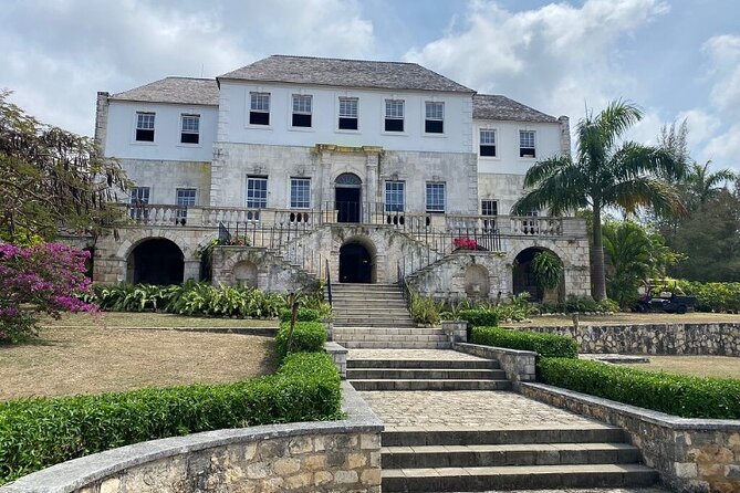 Sightseen tour and Souvenir shopping with private transportation in Montego Bay - Entering the Hip Strip: how the shopping circuit is organized