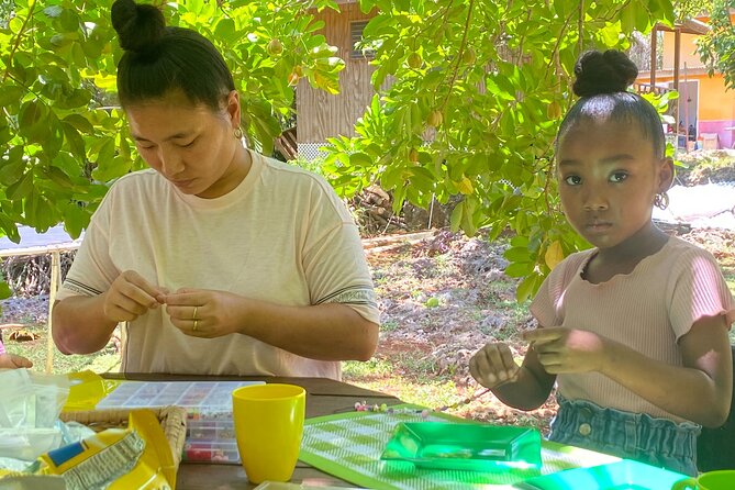 Souvenirs workshop A Mi Mek It! in Montego Bay Jamaica (FR & EN) - The craft time: instruction, special tools, and the ackee-tree art table